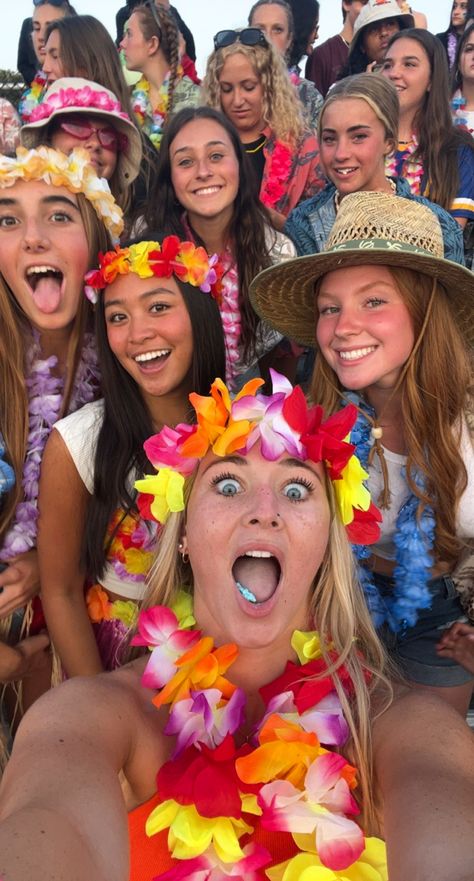 Hawian Themed Outfits Football Game, Hawaii Dress Up Day At School, Tropical Hoco Theme Outfit, Hawaiian Theme Outfit Women, Hawian Theme Outfits, Pool Party Outfits Women, Hawaiian Football Theme, Hawaiian Football Theme Outfit, Hawian Outfits Party