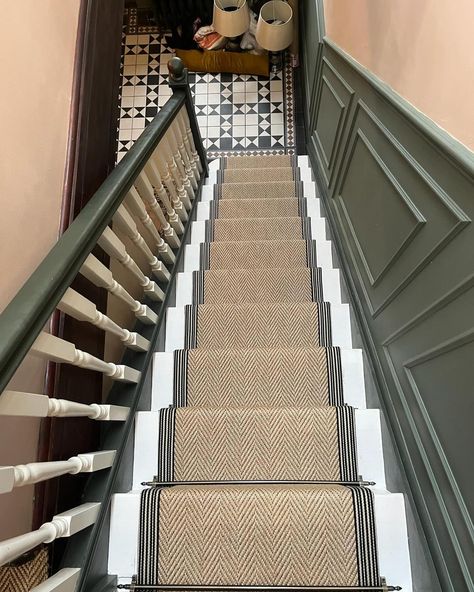 This herringbone easy care sisal looks great with our tape Roach B. Expertly fitted by @campbellcarpets It’s all in the prep.. This product requires full stick, so plying of landing and stairs is necessary to ensure a perfect finish. #carpetedging #carpetbinding #carpetwhipping #stairrunner #stairrunners #herringbonecarpet #carpet #manmadecarpet #stairs #flooring #floorlayer Stairs Carpet Runner Gold Bars, Carpet Landing And Stairs, Hallway Stair Runners Ideas, Herringbone Sisal Stair Runner, Stair Runner Top Of Stairs, Landing And Stairs Carpet, Fully Carpeted Stairs, Herringbone Runner Stairs, Staircase Runner Carpet