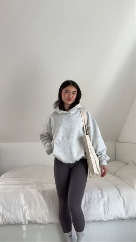 Uni Comfy Outfits, Outfit Ideas Everyday Winter, Cold Leggings Outfit, Comfy Gym Fits, Gym Winter Outfits For Women, Cozy Clean Girl Outfits, Clean Girl Comfy Outfit, Cold Weather Gym Outfit, Cute Comfy Outfits Winter