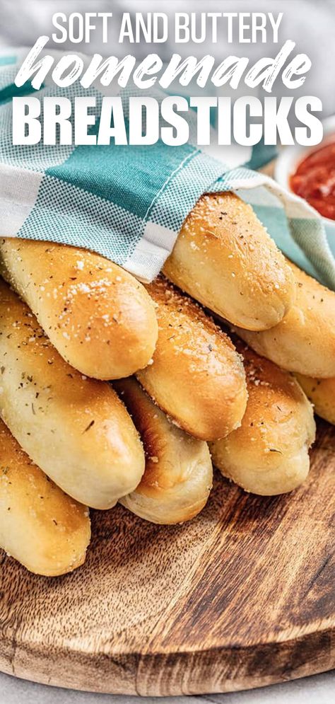 A stack of freshly baked homemade breadsticks wrapped in a tea towel on a serving platter. Bread Sticks Recipe Bread Machine, Yeast Breadsticks, Easy Homemade Breadsticks, Vegan Dough, Easy Breadsticks, Breadstick Recipe, Appetizer Bread, Breadsticks Easy, Stand Mixer Recipes