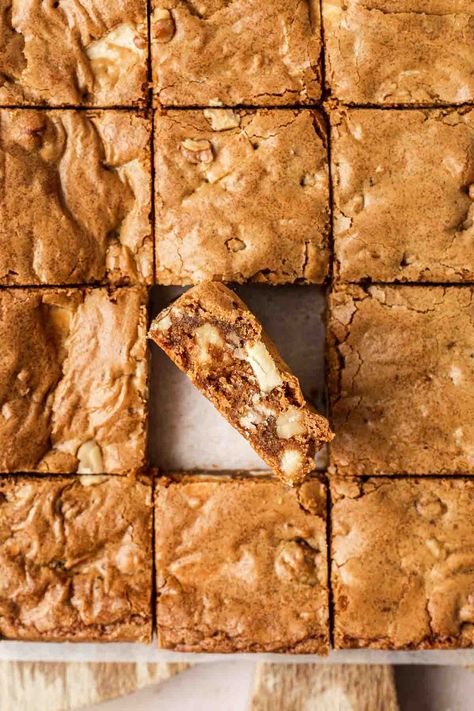 White Chocolate Browned Butter Blondies ... are really as delicious as they sound. Soft and chewy with a beautiful caramel, nutty undertone. It’ll be hard to stop at one! BY EMMA DUCKWORTH BAKES Blondies Photography, Chewy Blondies Recipe, Chewy Blondies, Brown Butter Blondies, Blondie Recipes, Peanut Butter Blondies, Sound Soft, Chocolate Blondies, Oat Recipes