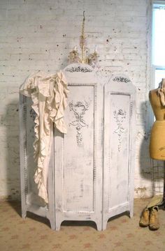 Shabby Chic Room Divider, Screen Bedroom, Painted Jewelry Armoire, Dressing Screen, Vintage Painted Furniture, Diy Room Divider, Cottage Vintage, Shabby Chic Room, Wedding Furniture