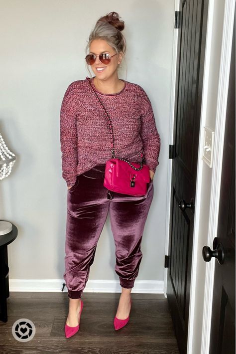 Velour Outfit Ideas, Velvet Joggers Outfit Casual, Velour Joggers Outfit, Velvet Joggers Outfit, Hot Pink Bag Outfit, Casual Joggers Outfit, Velour Pants Outfit, Joggers Outfit Fall, Bank Outfits