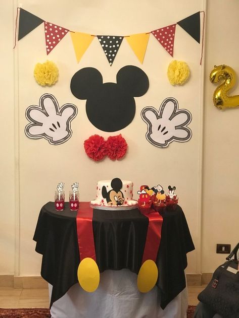 Birthday Decor Mickey Mouse, Diy Mickey Party Decorations, Diy Mickey Mouse Pinata, Simple And Easy Birthday Decorations, Mickey Mouse Bday Party Ideas, Mickey Themed Birthday Decoration, Mickey Mouse Birthday Decorations 1st, Simple Mickey Mouse Party, Mickey Mouse Birthday Theme Decorations