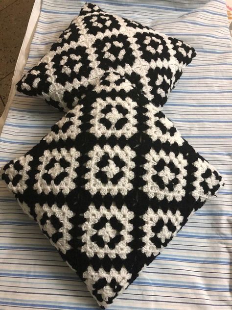 Pillow Case Crochet, Crochet Black And White, Crochet Pillow Case, Crocheted Pillows, Granny Square Pillow, Crochet Cushion Covers, Black And White Crochet, Knitted Cushion Covers, Crochet Pillow Cases