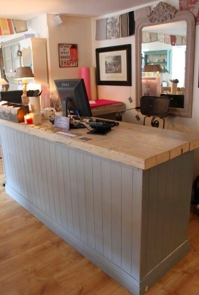 Store Front Counter Ideas, Boutique Checkout Counter Retail Stores, Boutique Office Space, Ikea Retail Counter, How To Build A Checkout Counter, Boutique Counter Ideas Retail, Store Checkout Counter Ideas, Diy Cash Counter, Retail Register Counter