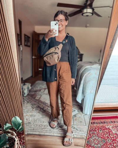 Mom Style Jeans Outfit, Midsize Free People, 2024 Casual Style, Simple Mom Outfits Casual, Layered Neutrals Outfit, Crunchy Outfits Fall, Outdoorsy Business Casual Women, Outdoorsy Mom Style, Outdoor Mom Style