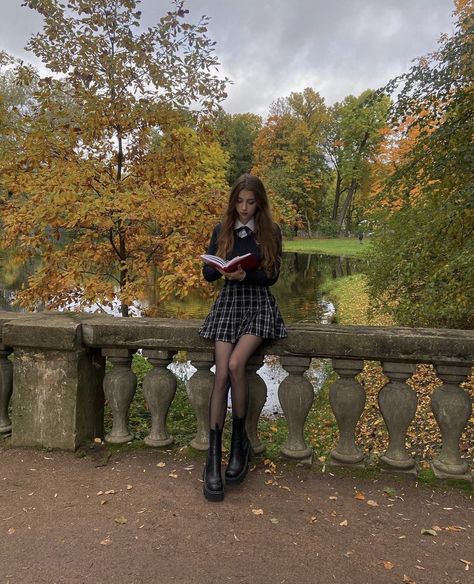 Studera Motivation, Neue Outfits, Foto Poses, Reading A Book, Rory Gilmore, American Beauty, Autumn Aesthetic, Autumn Outfit, Cute Fits