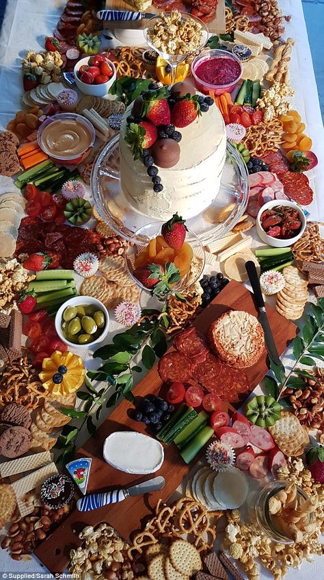 Lots Of Food On Table, Food Setting Ideas, Food Set Up For Party, Party Food Table Set Up Buffet Ideas, Grazing Platter Ideas, Grazing Platter, Food Set Up, Grazing Board, Grazing Table