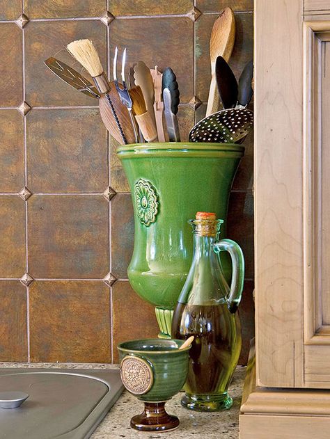 Colorful idea: Use a vase to organize utensils! Kitchen Utensil Storage, Kitchen Storage Ideas, Kitchen Utensil Organization, Art Display Kids, Utensil Storage, Tuscan Kitchen, Ceramic Urn, Colors Schemes, Kitchen Utensil Holder