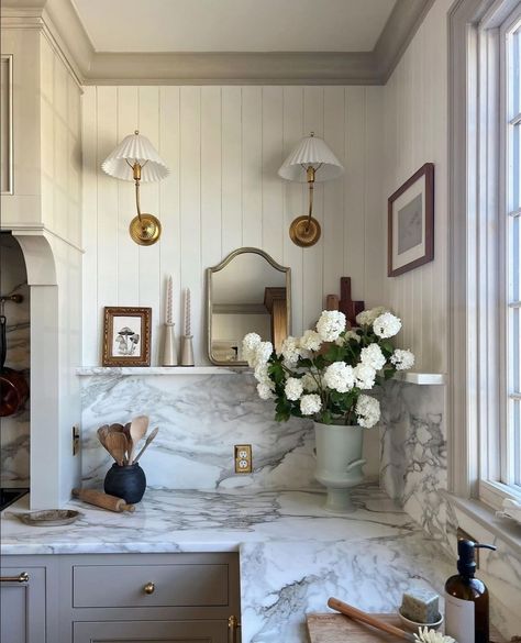 The Interior Design Assistant | Loving this oh-so-pretty kitchen moment by @kismet_house! #kitchen #kitchendesign #kitchenstyling #marble #greyandwhitekitchen… | Instagram Parisian Chic Kitchen, Two Tone Countertops Kitchen, Kismet House, Curated Kitchen, Parisian Kitchen, Marble Countertops Kitchen, Design Assistant, Pretty Kitchen, Aesthetic Kitchen