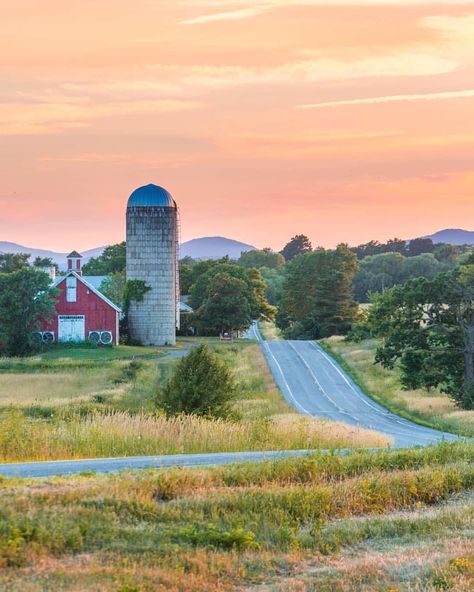 Vermont farm Vermont Photography, Vermont Farms, England Photography, Southern Life, Country Scenes, Back Road, The Quiet, Beautiful Places To Travel, Country Road