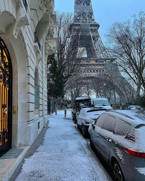 🤍🦢 on Twitter: "Light snow ❄️… " Paris Winter, Snow Place, A Snowy Day, Paris Dream, Paris Vibes, Travel City, Parisian Life, Paris Aesthetic, Snowy Winter