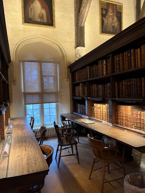 Oxford Oxford Apartment Aesthetic, Ivy League Architecture, Oxford Dark Academia Aesthetic, Oxford College Aesthetic, Ivy League University Aesthetic, Oxford Dorm Room Aesthetic, Vintage University Aesthetic, Book World Aesthetic, Oxford Classroom