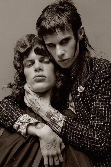 Gender Neutral Fashion, Alfred Stieglitz, Steven Meisel, Human Poses Reference, Poses References, Pat Mcgrath, Human Poses, Foto Art, Vogue Italia