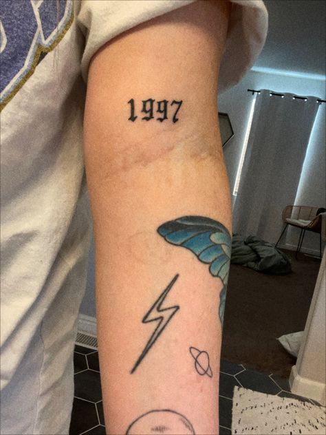 Birthday Date Tattoos, Birth Year Tattoo, Above Elbow Tattoo, Art Tattoo Ideas, Year Tattoo, Birthday Tattoo, Date Tattoos, Number Tattoos, Mom Tattoo Designs