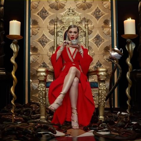 Taylor Swift Look What You Made Me Do music video still Taylor Swift Costume, Taylor Swift Music Videos, Taylor Swift New, Estilo Taylor Swift, Taylor Swift Music, Taylor Swift Outfits, Taylor Swift Album, Becky G, Taylor Swift Pictures