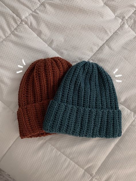 Knitting Hat For Man, Cool Crochet Hats Free Pattern, Crochet Skater Beanie, Crochet Hat Ideas For Men, Bennies Hats Crochet, Mens Crochet Gift Ideas, Crochet Male Gifts, Crochet Hat Mens, Crochet Ideas Clothes Easy