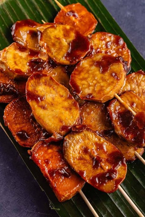 This Kamote Cue is a popular Filipino street food that is made from sweet potato pieces deep-fried with a coating of caramelized brown sugar. It's the perfect hot and crispy afternoon snack or sweet dessert! #kamote #sweetpotato #streetfood #snack #dessert #vegan #filipino Kamote Cue Filipino Food, Camote Cue Filipino Food, Cooking Filipino Food, Kakanin Filipino Desserts, Filipino Kakanin, Vegan Filipino, Filipino Sweets, Food Filipino, Filipino Food Recipes