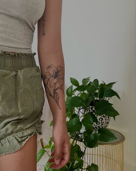 Types Of Flowers Tattoo, Arm Tattoo Flower, Floral Tattoo Ideas, Ignorant Tattoo, Lilly Tattoo, Indian Feather Tattoos, Lillies Tattoo, Hippie Tattoo, Ink Therapy