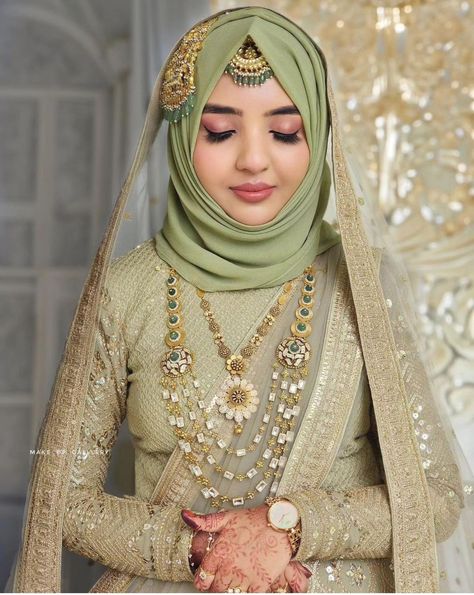 Stunning Bridal look #pakistanibridallook #bridallookwithhijab #bridallookidea #bridalmakeuplook #bridal accessories #simplebridallook Hijab Look Wedding, Bridal With Hijab, Engagement Poses For Bride, Hijab Ideas For Wedding, Indian Hijabi Bride, Bridal Hijab Styles Tutorials, Bridal Hijab Tutorial, Muslim Bridal Look, Bride Hijab Style