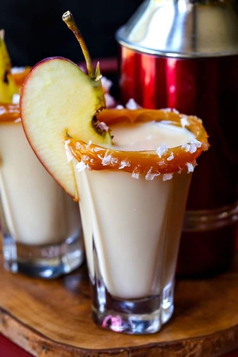 Salted Caramel Apple Shots are the perfect party shot for your Thanksgiving celebration! These boozy, fun whiskey shots look just as good as they taste! #cocktails #shotrecipes #desseertshots #whiskey #thanksgiving Caramel Apple Shots, Apple Pie Shots, Apple Shots, Fall Drink Recipes, Apple Whiskey, Boozy Milkshake, Caramel Apple Dip, Dessert Shots, Drink Garnishing