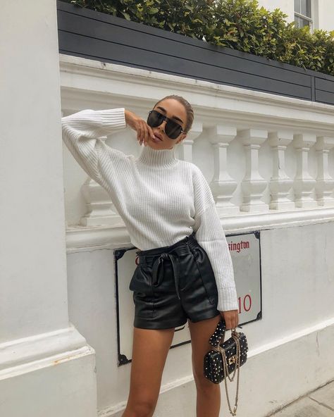 Black drawstring bow knot leather shorts and off white long sleeve turtleneck ribbed knit sweater top Leder Shorts Outfit, Leather Shorts Outfit, Outfits Fo, Black Leather Shorts, Chique Outfits, Legging Outfits, Outfit Jeans, Fashion Blogger Style, Looks Black