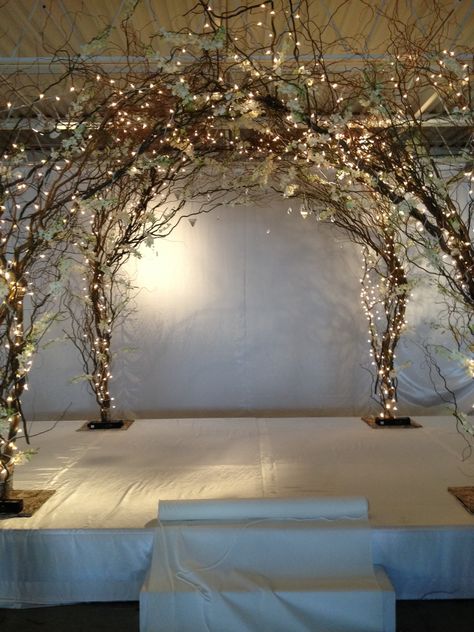 Rustic Wedding Tree Decor, Enchanted Forest Archway Entrance, Tree Branches Wedding Decor, Fall Decor Archway, Warehouse Event Decor, Tree Branch Decor Wedding, Whimsical Chuppah, Diy Tree Branch Decor, Tree Branch Wedding Decor