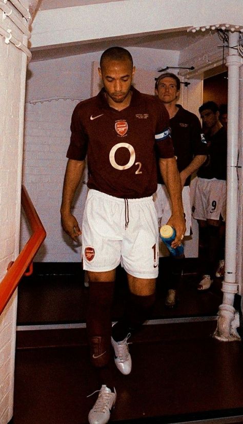 Arsenal Fc Players, Messi Champions League, Football Players Photos, Maroon Colour, Soccer Photography, France Football, Football Players Images, Football Photography, Retro Jersey