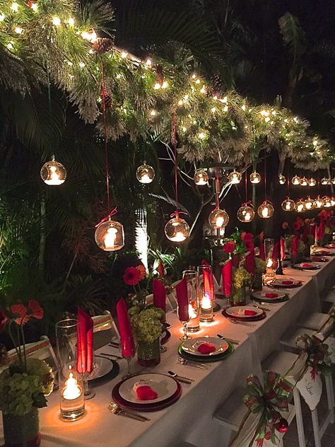 Winter Dinner Set Up, Christmas Party Decor Outdoor, Outdoor Xmas Party Ideas, Christmas Party Decorations Outdoor, Chic Christmas Party Decor, Christmas 18th Birthday Party, Elegant Christmas Dinner Table, Christmas Party Venue Ideas, Traditional Christmas Party Decorations