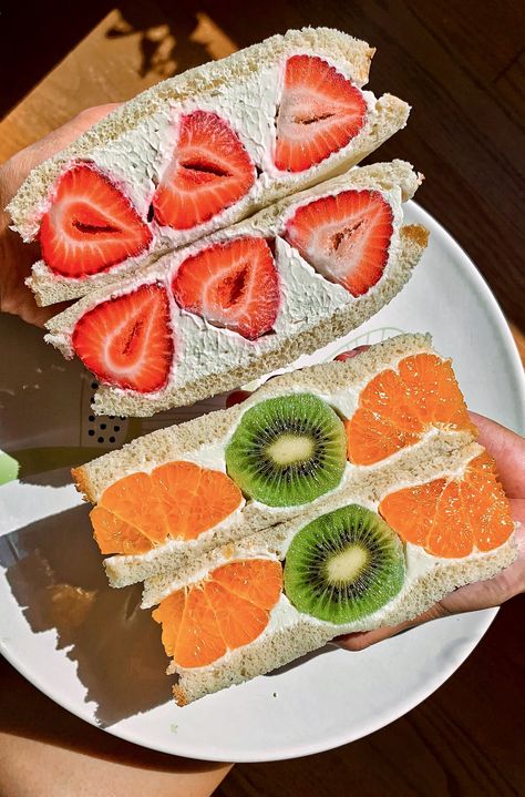 Fruit Cream Sandwich, Korean Fruit Sandwich, Fruit Sandwich Aesthetic, Fruit Sando Aesthetic, Japanese Fruit Sandwiches, Sandwich Cream Cheese, Japanese Fruit Sandwich, Fruit Sando, Fruit Sandwiches