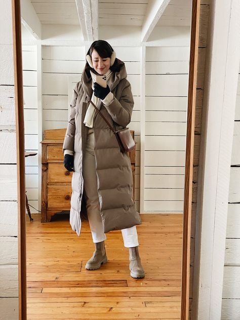 Long Parka Outfit Winter, Long Grey Puffer Jacket Outfit, Long Tan Puffer Jacket Outfit, Long Down Jacket Outfit, Beige Puffer Coat Outfit, Tan Puffer Jacket Outfit, Winter Weekend Getaway Outfits, Canadian Winter Outfits, Long Puffer Coat Outfit