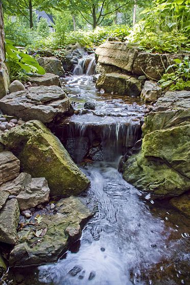 Water, streams, lovely little waterfalls. Backyard Stream, Garden Stream, Taman Air, Garden Waterfall, Pond Waterfall, Pond Water Features, Pond Landscaping, Backyard Water Feature, Waterfalls Backyard