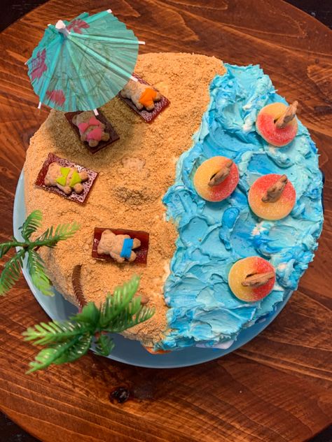 Teddy Graham Beach Cake, Diy Beach Cake Birthday, Summer Cakes Design, Easy Beach Birthday Cake, Diy Ocean Cake, Beach Decorated Cake, Beach Cake Decorating Ideas, Beach Bday Cake, Lake Cake Ideas