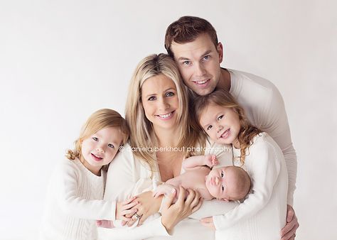 Newborn Family Photos Sibling Studio, Newborn Family Pictures With Siblings Studio, Newborn Photography Family Of Five, Studio Newborn Family Photos With Sibling, Newborn Session With Older Siblings, Photo Bb, Newborn Sibling, Studio Family Portraits, Newborn Family Pictures