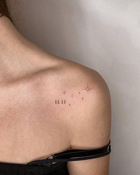 "11.11" and stars tattooed on the shoulder. Tattoo Pequeños Mujer, Star Tattoo On Shoulder, 11 11 Tattoo, 11 Tattoo, Aesthetic Tattoo Ideas, Small Star Tattoos, Shoulder Blade Tattoo, Tattoos Infinity, Small Shoulder Tattoos