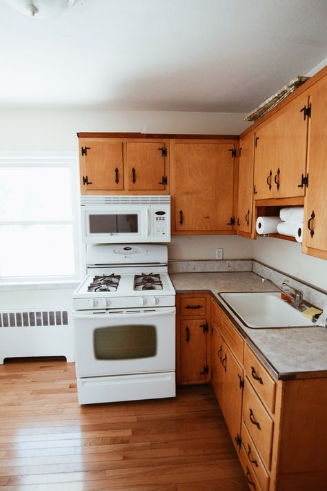 Shabby Chic Kitchen Cabinets, Kitchen Cabinets Before And After, 60s Kitchen, Painting Kitchen Cabinets White, Cocina Shabby Chic, Kitchen Cabinet Trends, Old Kitchen Cabinets, 1950s Kitchen, Budget Remodel