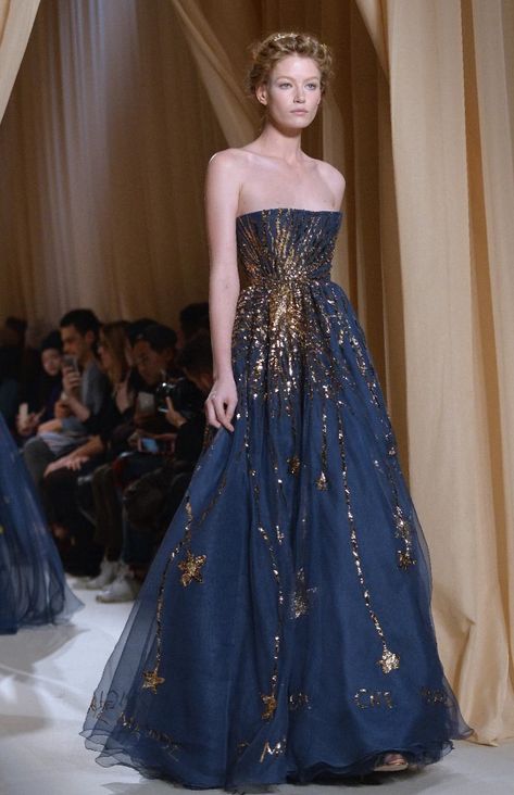 Star dress Valentino Couture Spring 2015 Carpet Outfits, Valentino Gowns, Haute Couture Dresses, Gala Dresses, Couture Gowns, Glam Dresses, Fancy Outfits, Gorgeous Gowns, Fall Fashion Outfits