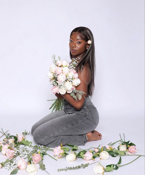 Photoshoot Poses Flowers, Photo Shoot Poses With Flowers, Flower Business Photoshoot, Flower Birthday Pictures, Photoshoot Flower Ideas, Birthday Poses With Flowers, Birthday Shoot With Flowers, Studio Photoshoot With Flowers, Flower Graduation Pictures