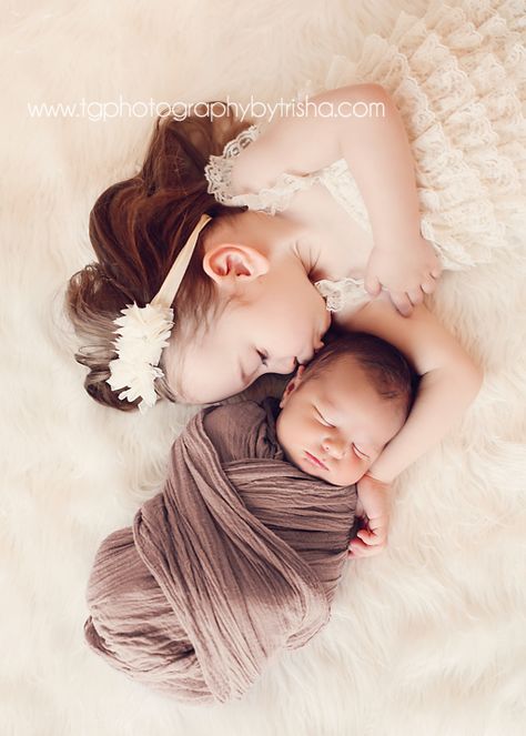 I love posing siblings with newborns!  www.tgphotographybytrisha.com Tulsa Area Newborn Photographer Siblings Photoshoot, Baby Brothers, Sibling Photography Newborn, Photo Bb, Newborn Sibling, Sibling Pictures, Foto Newborn, Baby Fotografie, Sibling Poses