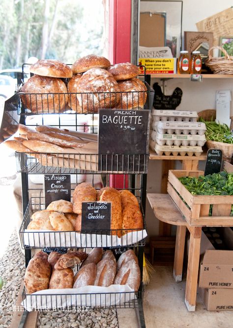 Farmers Market Bread Stand, Bread Stand Display, Sourdough Farmers Market, Farmers Market Bread Display, Roadside Bakery Stand, Farmers Market Bread, Garden Bakery, Farm Bread, Bread Stand