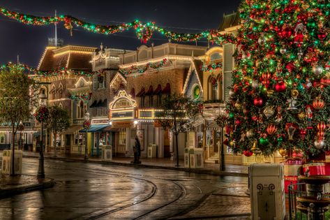 Christmas Village Disneyland Christmas Wallpaper, Christmas Wallpaper Hd, Christmas Desktop Wallpaper, Usa Wallpaper, Castle Christmas, Macbook Air Wallpaper, Christmas Wallpaper Free, 2k Wallpaper, Retro Christmas Decorations