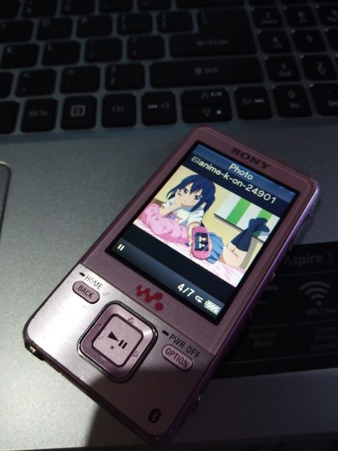 Old Ipod Aesthetic, Ipod Aesthetics, Y2k Music, Azusa Nakano, Whatsapp Theme, Nostalgia Aesthetic, Retro Gadgets, K On, Retro Phone