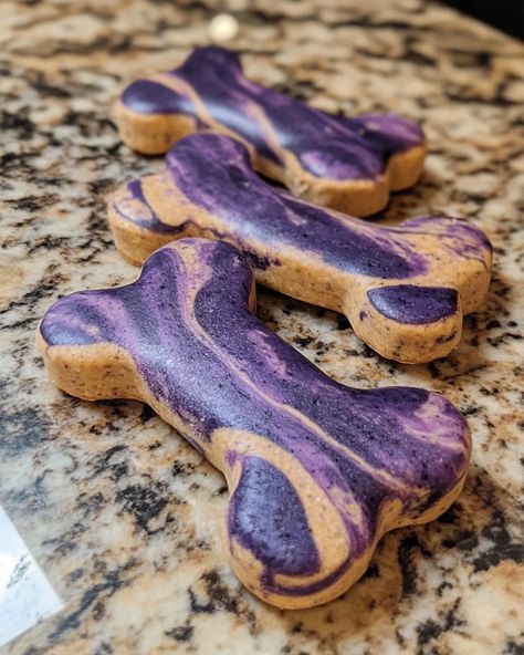 Dog Treats Recipe, Christmas Dog Treats, Holiday Snack, Easy To Make Snacks, Pet Things, Festive Cookies, Treats For Dogs, Peanut Butter Honey, Blue Berry