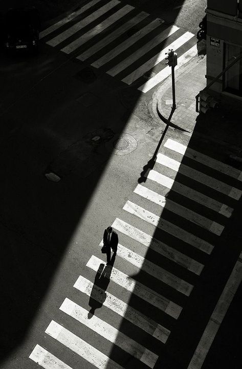 shadows Shadow Photography, Fotografi Editorial, Foto Art, Trik Fotografi, Cinematic Photography, Black And White Aesthetic, Black White Photos, Foto Inspiration, Street Photo