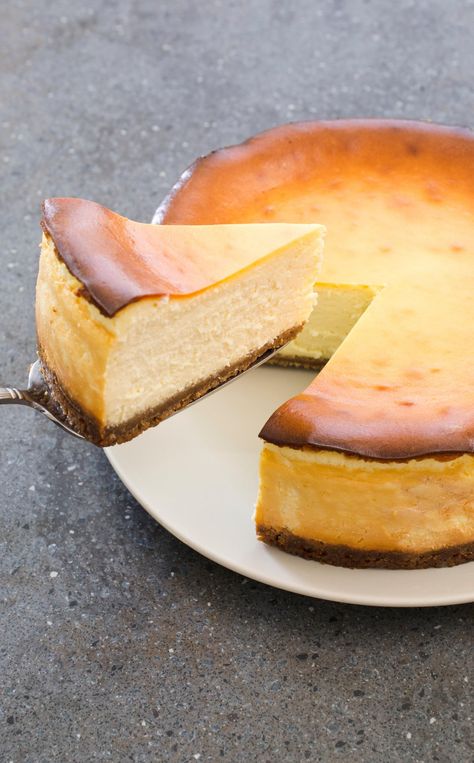 Foolproof NY Cheesecake. In order to capture that distinctive browned top and velvety texture at home, we flipped the classic New York cheesecake recipe on its head. Donut Toppings, Tacos Dorados, Cookie Toppings, America's Test Kitchen Recipes, Best Cheesecake, New York Cheesecake, Kitchen Recipe, America's Test Kitchen, Cooks Illustrated