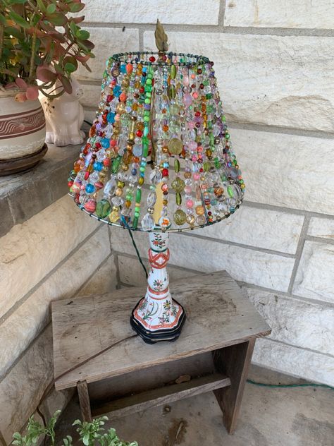 Beaded Shade Lamp, Beaded Table Lamp, Lamp With Beads, Diy Bead Lamp Shade, Beaded Lampshade Diy How To Make, Bead Lampshade Diy, Diy Beaded Lamp Shade, Beaded Lampshade Diy, Beads Lampshade