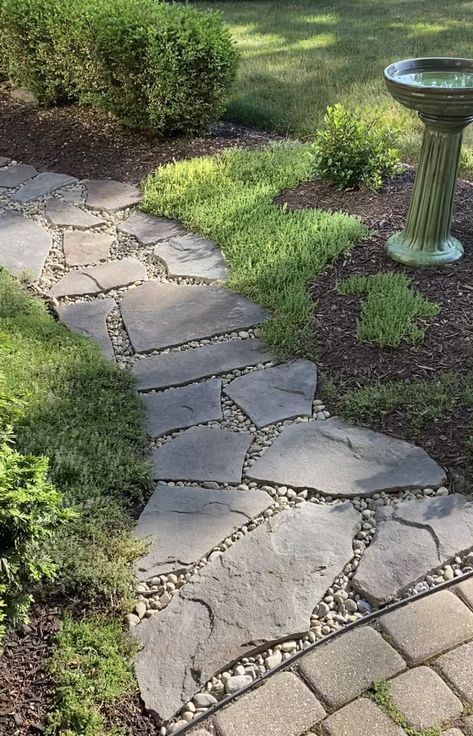 Stone Garden Paths, Backyard Walkway, Walkway Landscaping, Side Yard Landscaping, Pathway Landscaping, Garden Walkway, Stone Path, Ideas Patio, Garden Yard Ideas