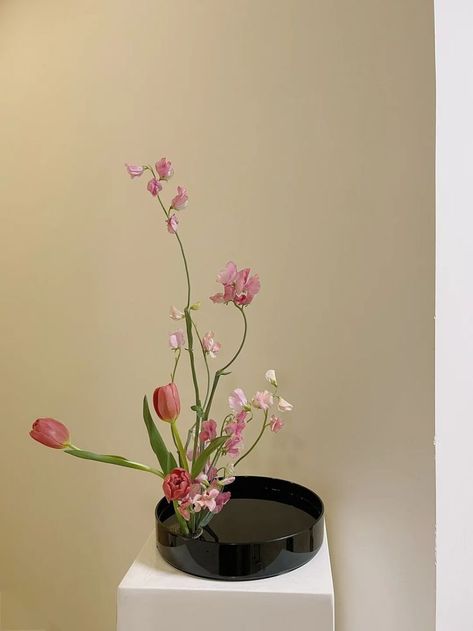 Sogetsu Ikebana, ��귀여운 음식 그림, Ikebana Arrangements, Ikebana Flower Arrangement, Boquette Flowers, Flower Shower, Nothing But Flowers, Flower Therapy, Vase Arrangements