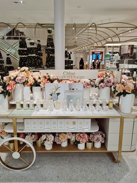 Chloé Atelier des Fleurs pop-up cart, featuring a collection of 12 fragrances created by renowned perfumers in Paris. Flower Pop Up, Perfume Cart, Jewelry Pop Up, Pop Up Store Ideas, Pop Up Event Ideas, Flower Pop Up Shop, Pop Up Cart, Pop Up Flower Shop, Perfume Booth